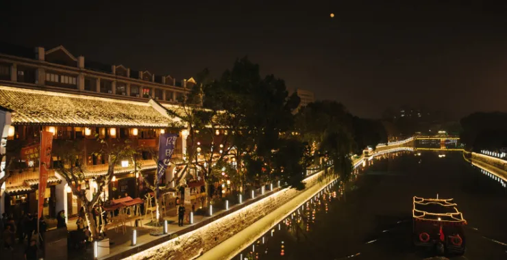 余姚阳明古镇夜景灯光姚江游船