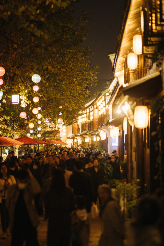 余姚阳明古镇夜景灯光灯笼人群背影