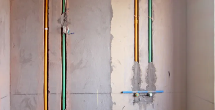 小编探工地施工现场卫生间的水管施工标准