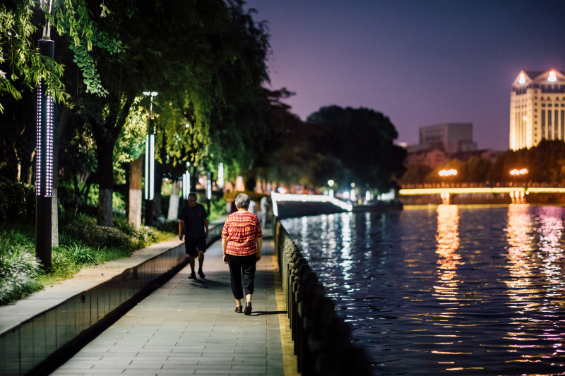 余姚夜景灯光姚江老人散步背影