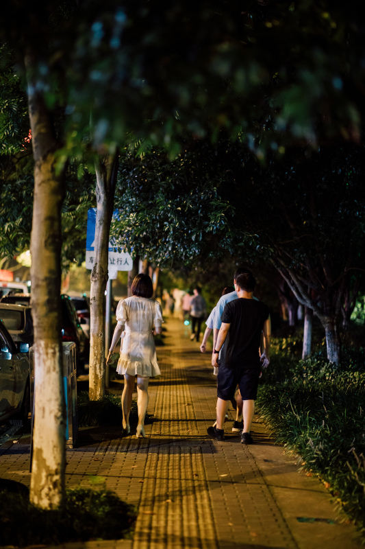 余姚夜景灯光背影路人散步