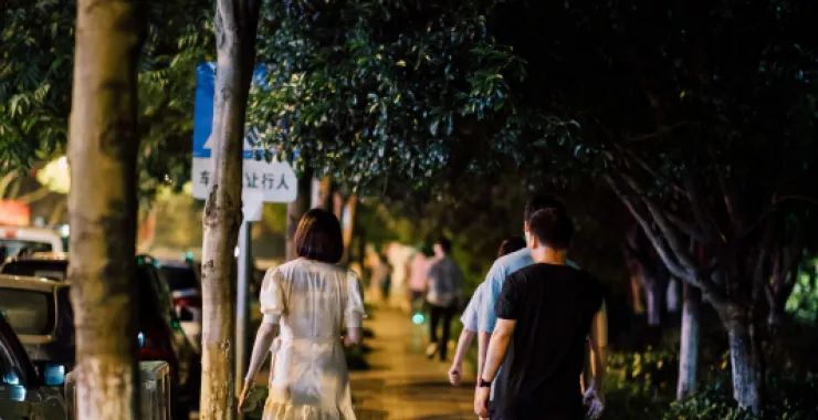 余姚夜景灯光背影路人散步