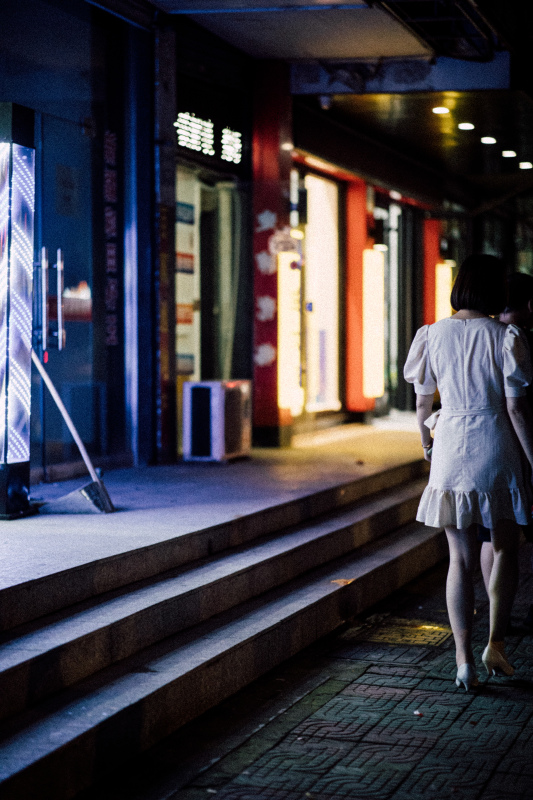 余姚夜景灯光背影路人散步