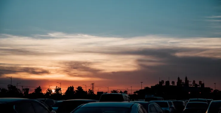 夕阳傍晚蓝天汽车