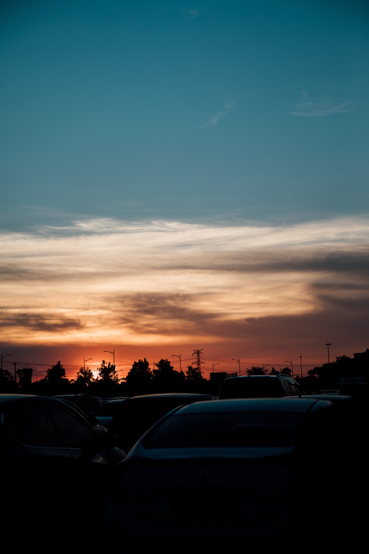 夕阳傍晚蓝天汽车