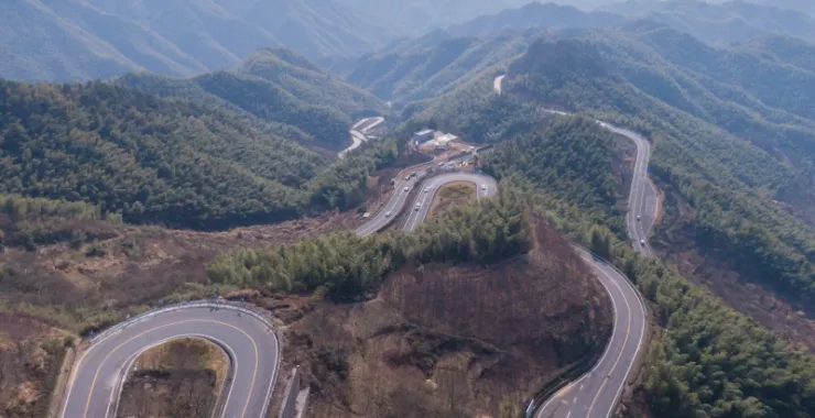 航拍风景四明山路发卡弯