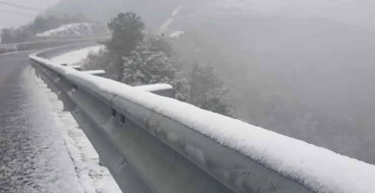余姚四明山雪景山路
