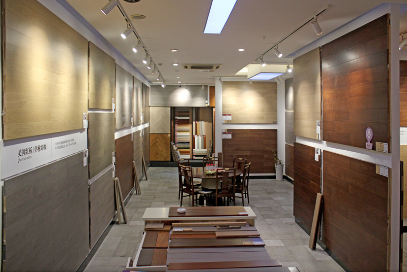 小编探店实木地板上墙各色款式适用美式现代北欧新中式等风格