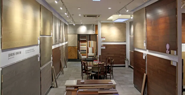 小编探店实木地板上墙各色款式适用美式现代北欧新中式等风格
