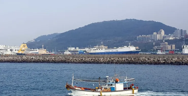 济州岛大海蓝色山船只船员