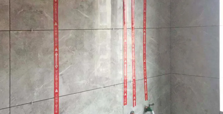 小编探工地施工现场卫生间墙砖贴法细致