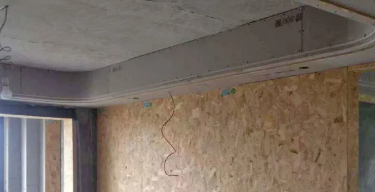 小编探工地施工现场客厅欧松板电视背景墙