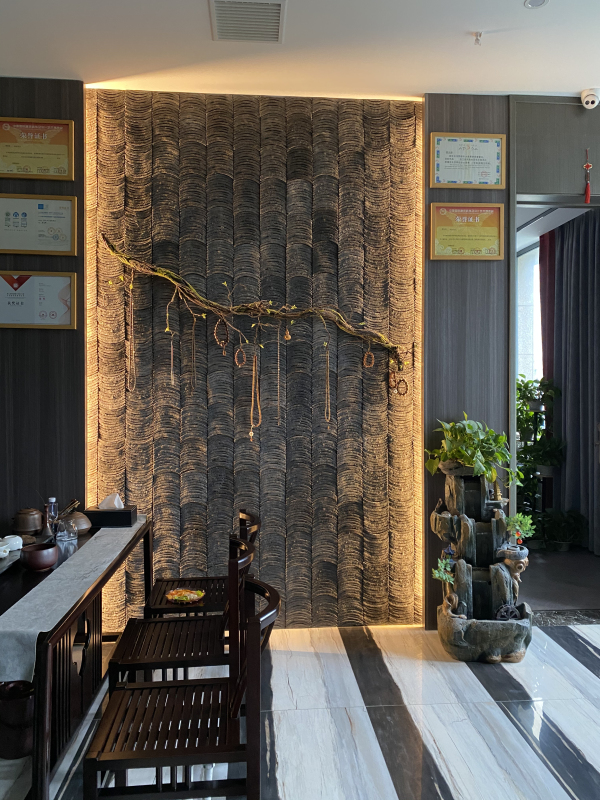 小编探店休闲区域灯光背景墙复古新中式