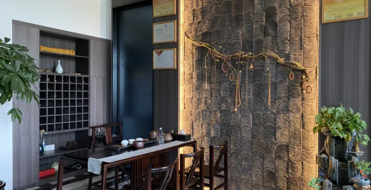 小编探店休闲区域茶桌灯光背景墙复古新中式