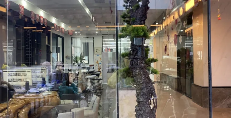 小编探店办公区域透过玻璃看世界新中式