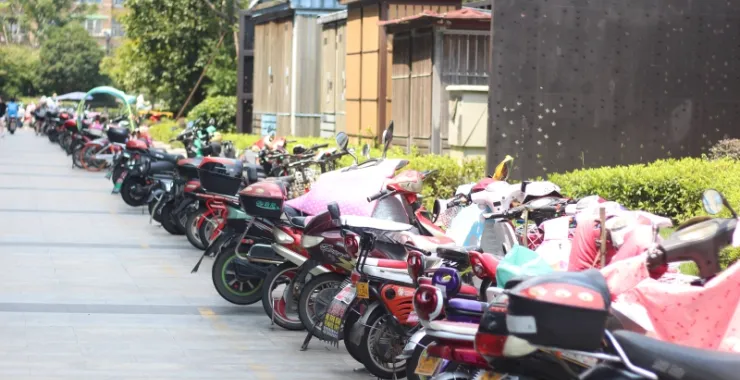 杭州街头交通工具电瓶车