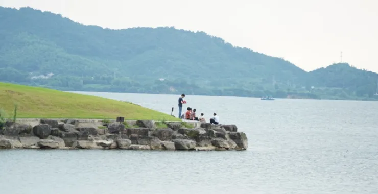 余姚四明湖人休憩聚会游玩