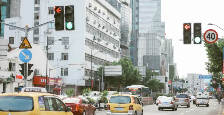 上海街头出租车公共交通道路红绿灯