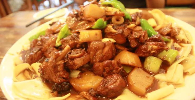 西安回民街大盘鸡美食鸡肉新疆特色