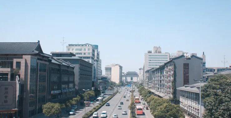 西安街头主干道车辆车流建筑