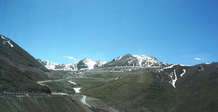 青海草原蓝天藏区雪山风景