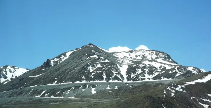 青海草原蓝天藏区雪山风景