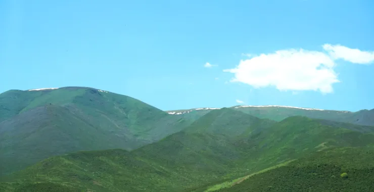 青海草原蓝天藏区雪山风景