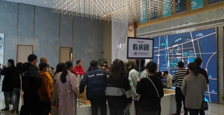看房团活动展厅看房人群