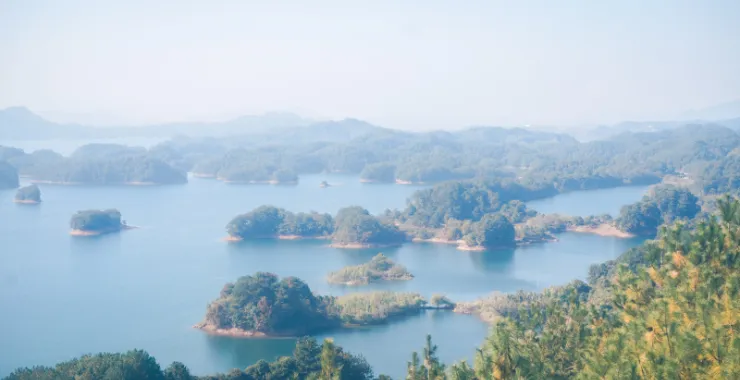 千岛湖风景区湖面蓝天景区