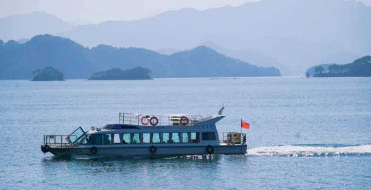千岛湖湖面船只游船