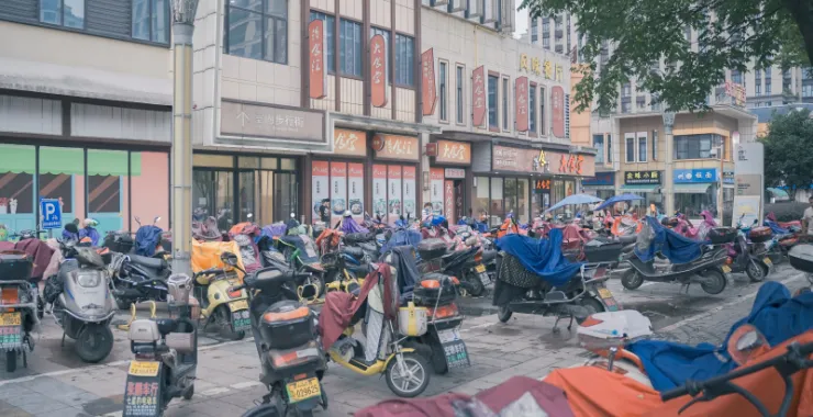 万达广场电瓶车摆放停车场