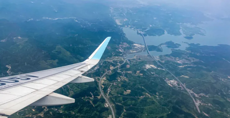 飞机高空俯瞰群山