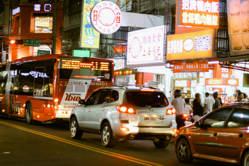 台湾街头夜市夜景汽车行人商业街