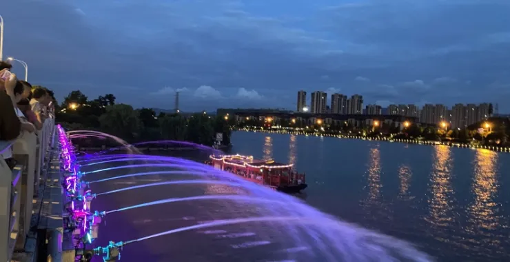 余姚网红景点夜景夜色音乐喷泉灯光秀
