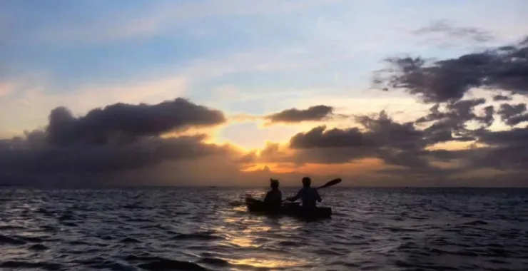 塞班海上漂流落日夕阳余晖划船浪漫人物