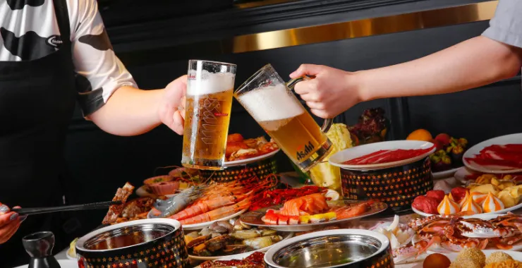 美食聚餐聚会干杯吃自助餐举起酒杯