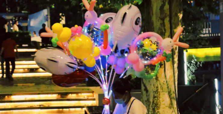 夏天夜晚街头小贩气球儿童玩具
