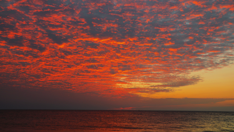 余晖夕阳落日傍晚夜景海边游玩人物