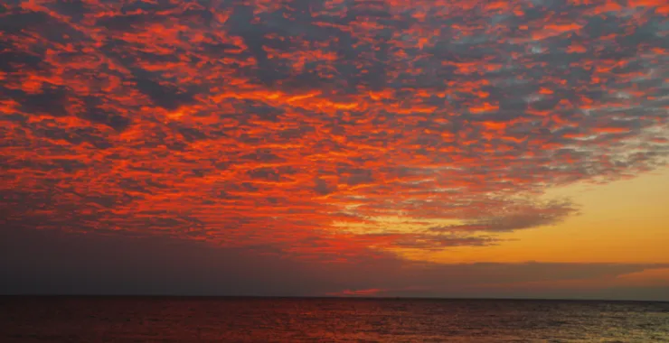 余晖夕阳落日傍晚夜景海边游玩人物