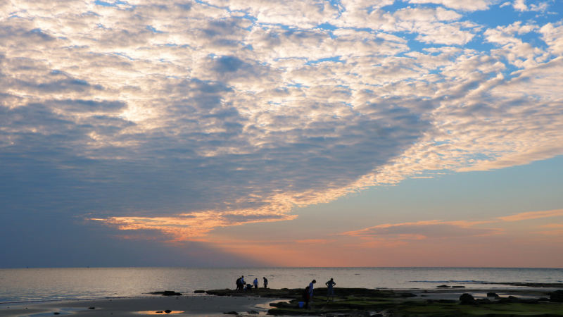 余晖夕阳落日傍晚夜景海边游玩人物