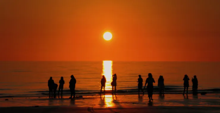 余晖夕阳落日傍晚夜景海边游玩人物