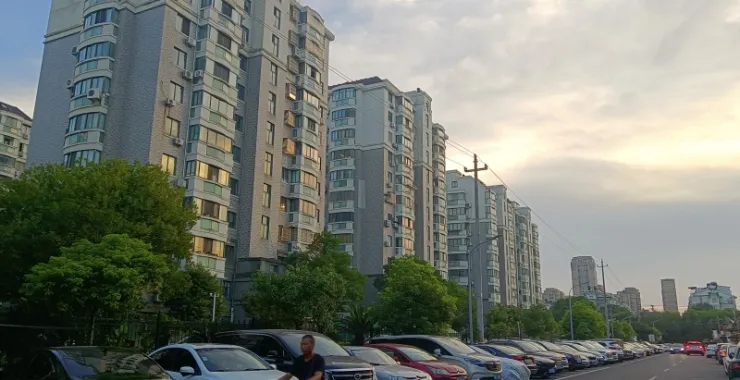 建筑余姚江南华都小区高层环境停车位