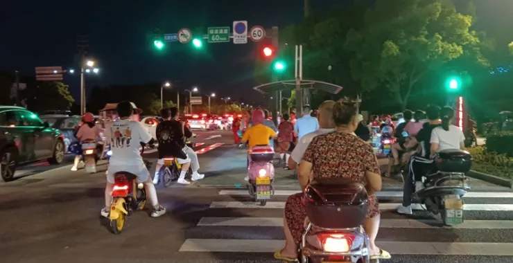 夜晚夏天交通马路电瓶车堵车红绿灯路口