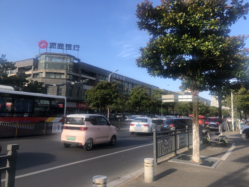 余姚四明西路浙商银行交通马路汽车