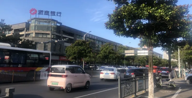 余姚四明西路浙商银行交通马路汽车