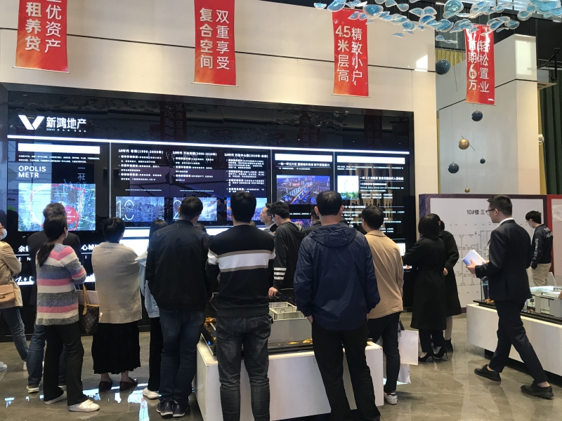 余姚房产楼市看房买房新鸿光悦里售楼处客流人群