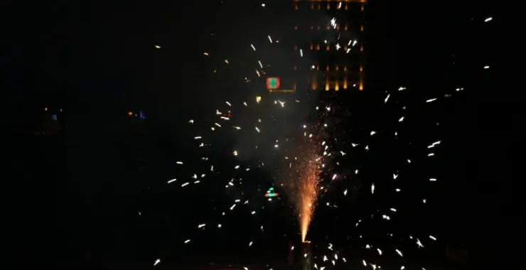 烟花 过年 场景 大年初一