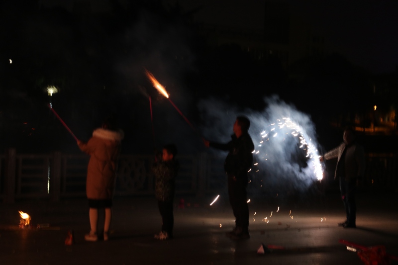 烟花 过年 场景 大年初一 小孩 童年 