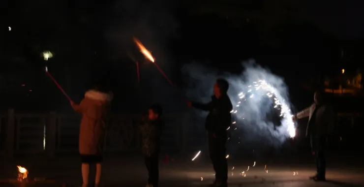 烟花 过年 场景 大年初一 小孩 童年 
