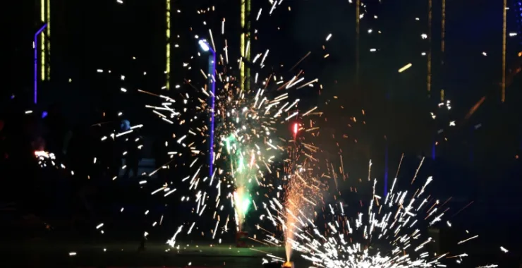 烟花 过年 场景 大年初一 小孩 童年 